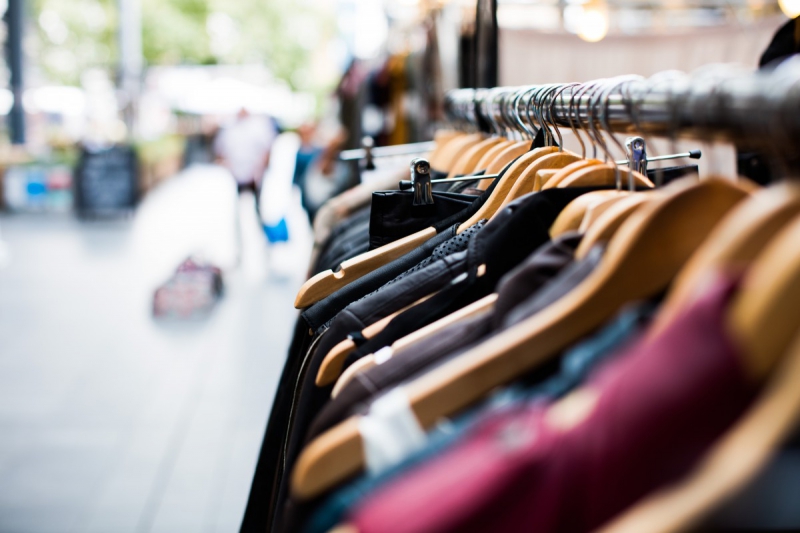 ecommerce-ST JEANNET-min_blur_close_up_focus_hanger_jacket_market_people_rack-1176303