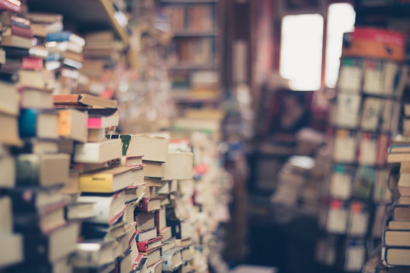 ecommerce-ST JEANNET-min_books_stack_book_store_stack_of_books_2nd_hand_retro_hipster_shop-829090